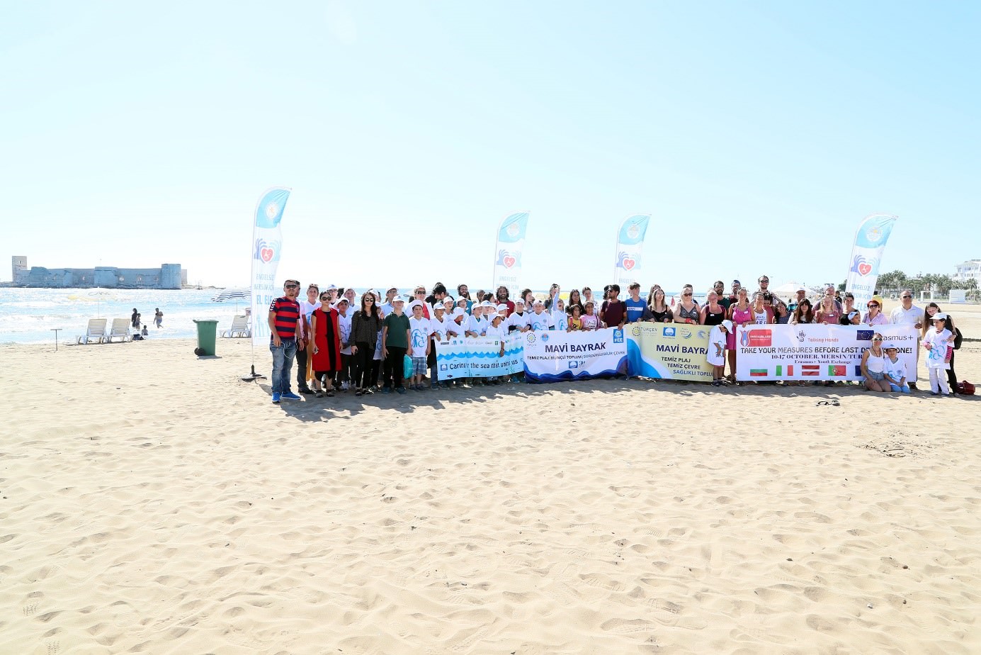 Avrupalı Öğrenciler, İşitme Engellilerle Birlikte Kızkalesi Sahilini Temizledi